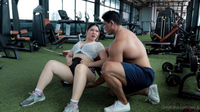 คลิปหลุด ผักชี Onlyfans packchee สาวอวบล่อเย็ดสดกับเทรนเนอร์ในยิม เกิดอารมณ์แหวกกางเกงเอาควยเสียบ ไปเย็ดต่อในห้องพัก