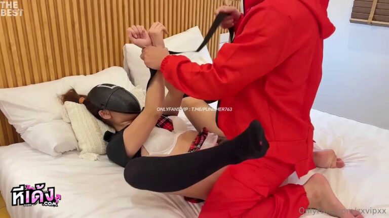 คลิปหลุดโอนลี่แฟน พี่เบสหนุ่มขี้เงี่ยนมาเอาใจสาวด้วยการแต่งคอสเพลย์ zxvipxx แล้วชวนสาวมาแต่งด้วยเย็ดธีม สควิดเกม เย็ดเสียวกันอย่างเด็ดจับเย็ดท่าหมากระแทกหีกันอย่างเสียว ร่อนเอวกันอย่างเด็ด