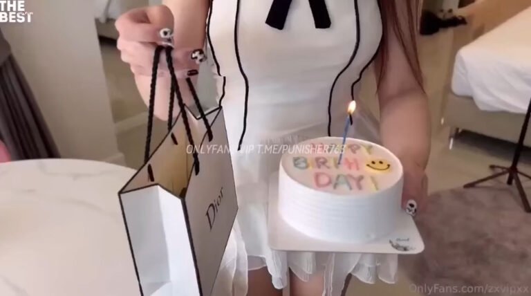 คลิปหลุด zxvipxx onlyfans โดนสาวหมวยหุ่นอวบซื้อเค้กและของขวัญมาเซอร์ไพส์ เลยตอบแทนให้ชุดใหญ่จับซอยหีรัวๆแบบไม่ยั้งเลย