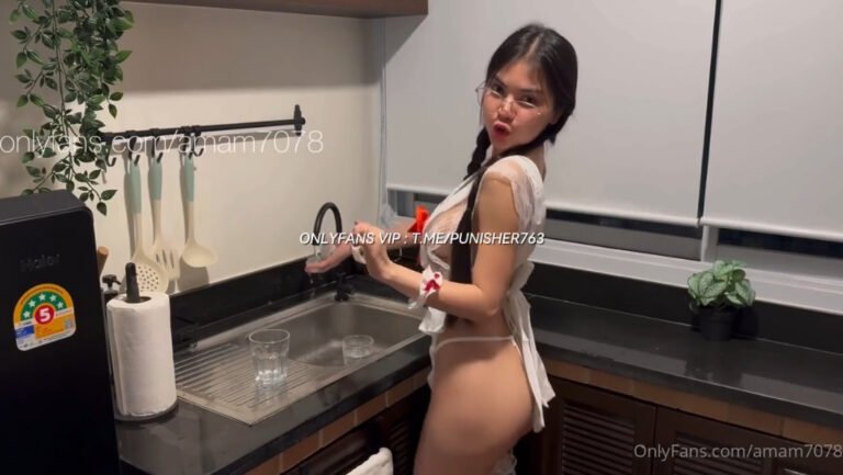 คลิปหลุด Amam7078 น้องแอม Onlyfans รับบทคนใช้ใส่ผ้ากันเปื้อนตัวเดียวยั่วเสียว แล้วโดนเอากระดอให้โม๊คก่อนโดนจับยืนกระแทกหีเย็ดรัวๆ